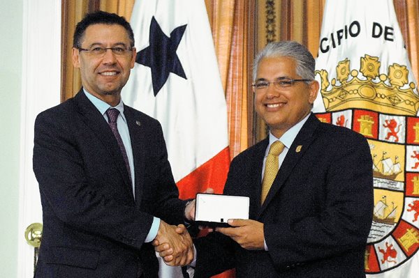 Josep María Bartomeu recibe la llave de la ciudad de manos del alcalde José Blandon. (Foto Prensa Libre: AFP).