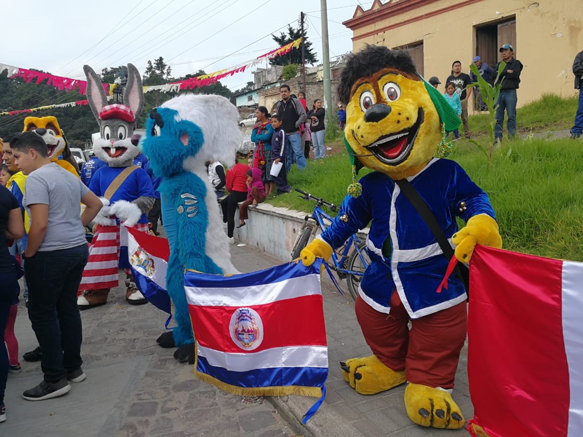 Enorme colorido en las calles de Totonicapán. ¡Cien puntos! (Foto Prensa Libre: Norvin Mendoza).