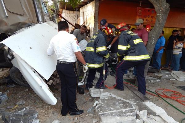 Socorristas extraen cadáver de hombre con equipo especial, en Zacapa. (Foto Prensa Libre: Víctor Gómez)