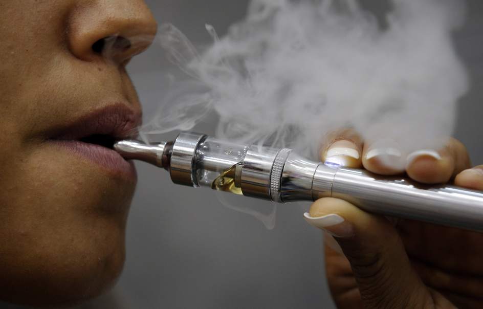 El estudio mostró que los niveles de varias citocinas, que son biomarcadores de la inflamación, aumentaron en el modelo de tejido pulmonar expuesto al humo del cigarrillo convencional. (Foto Prensa Libre: AP)