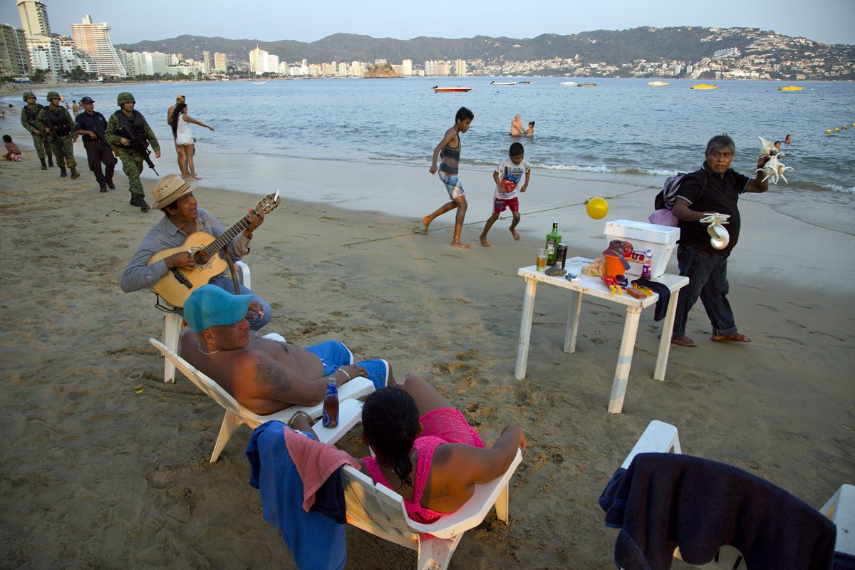 Integrantes del Ejército de México participan en labores de protección de las zonas de mayor concurrencia en Acapulco. (Foto Prensa Libre: AP).