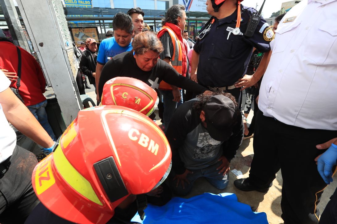 Familiares de la víctima llegaron al lugar donde ocurrió el ataque armado. (Foto Prensa Libre: Estuardo Paredes)