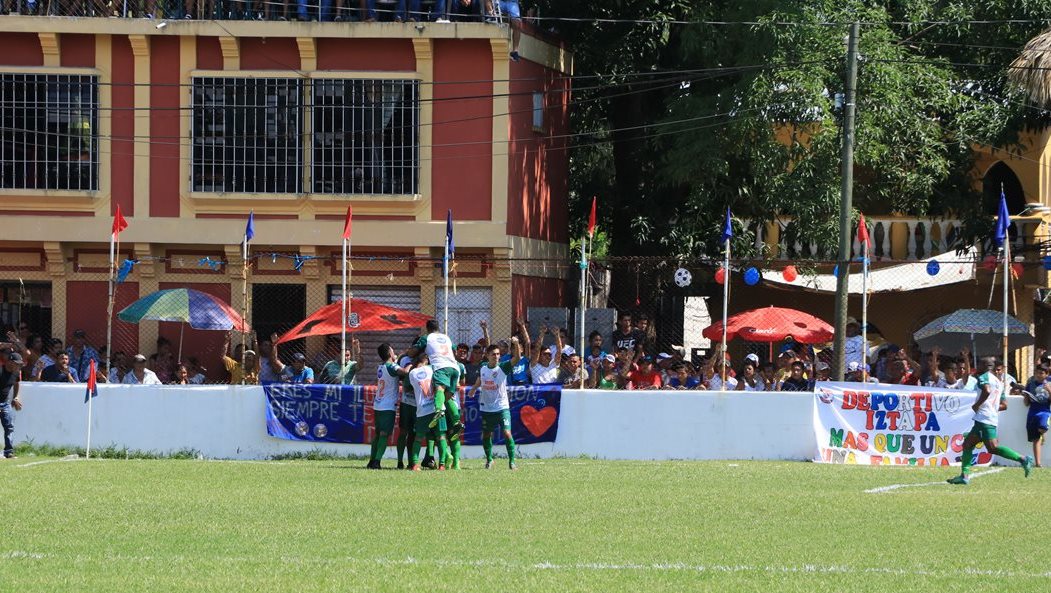 Los jugadores de Siquinalá festejan después del gol de Marvin Ávila. (Foto Prensa Libre: Carlos Paredes)