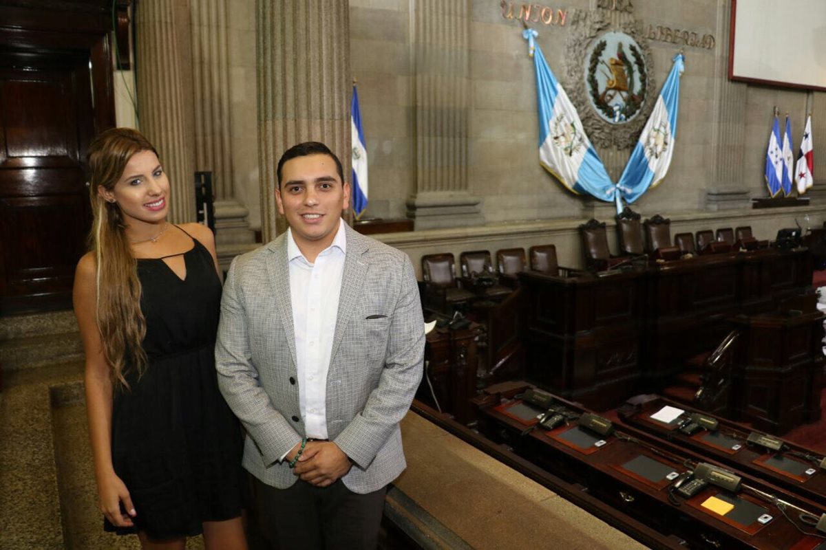 Diputadio Giordano posa junto a la modelo brasileña Michele Tendolo. (Foto Prensa Libre: Twitter Juan Manuel Giordano)