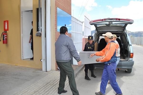  Familiares de la menor lamentan lo ocurrido. (Foto Prensa Libre: Alejandra Martínez).