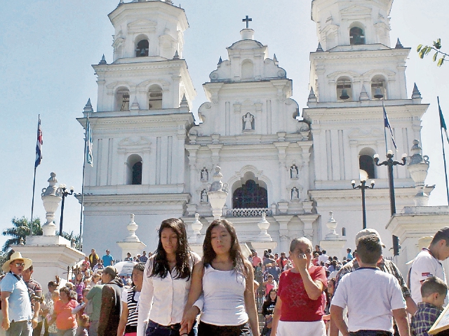 Cientos de peregrinos se dan cita en Esquipulas para venerar imagen del Cristo Negro. (Foto Prensa Libre: Mario Morales).