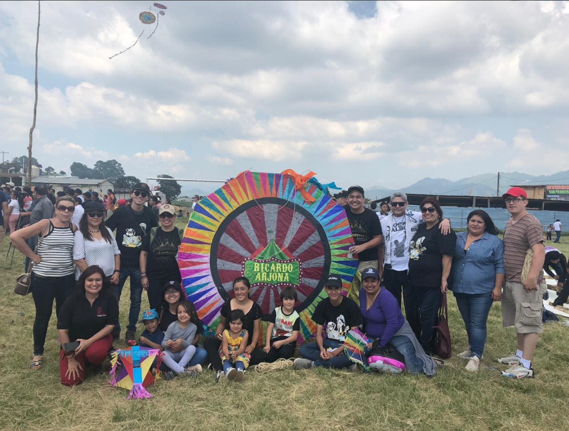 El grupo Arjona Pandilla junto al barrilete que elaboraron con motivo de Ricardo Arjona y su gira Circo Soledad. (Foto Prensa Libre: Carmen Sandoval)