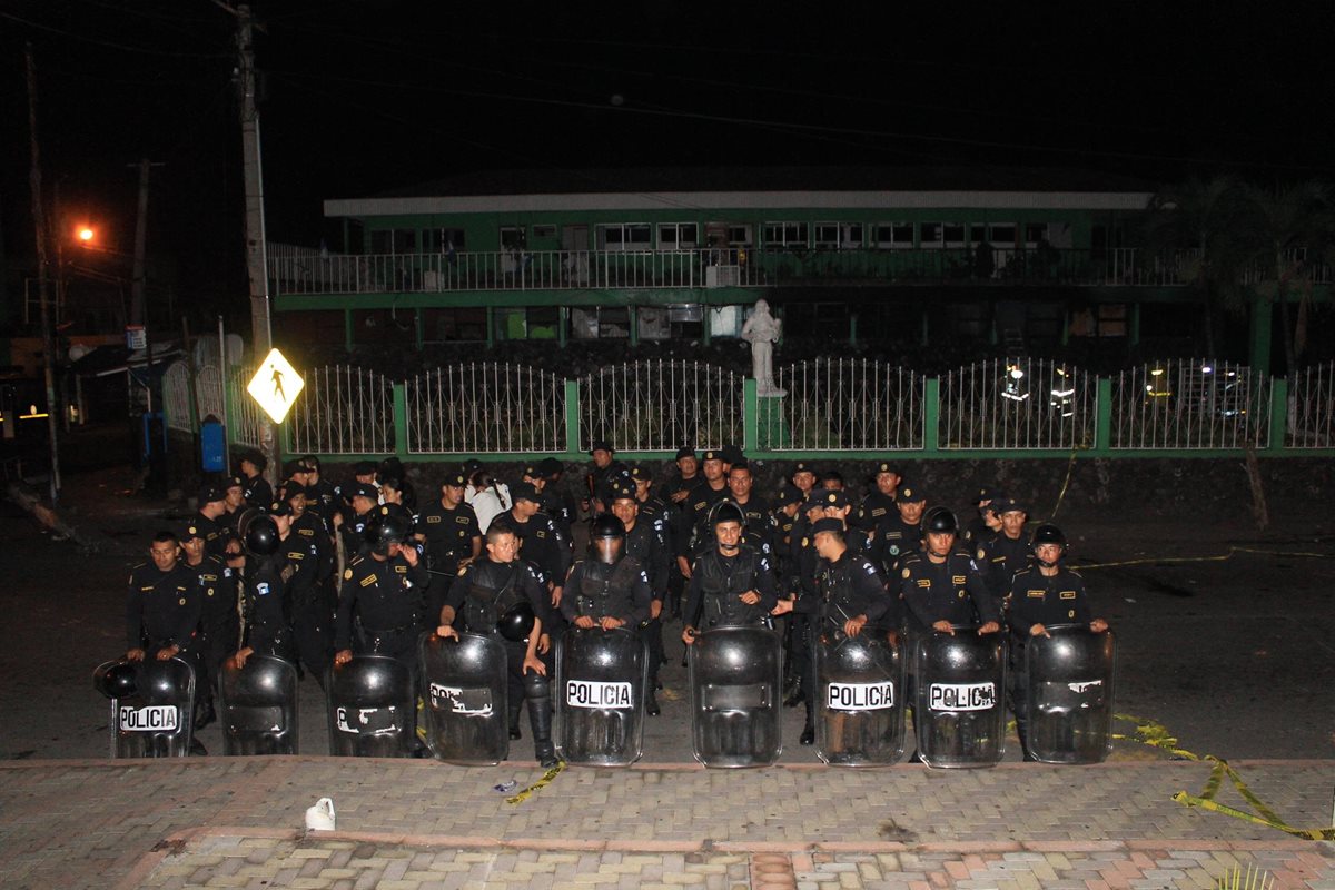 Agentes antimotines de la PNC toman control luego de que pobladores incendiaran comuna de Siquinalá, Escuintla. (Foto Prensa Libre: Carlos Paredes)