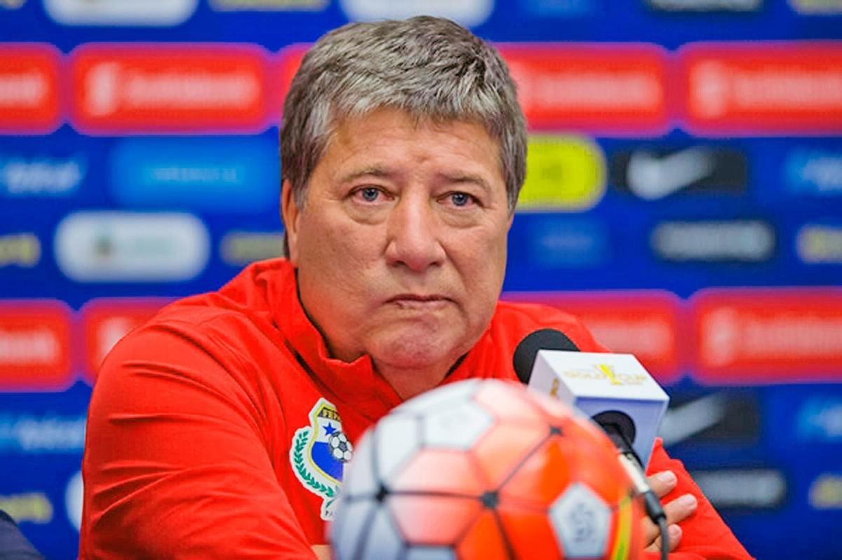 El técnico Hernán Gómez convocó a un grupo de jugadores para enfrentar a Guatemala en partido amistoso. (Foto Prensa Libre: AFP)