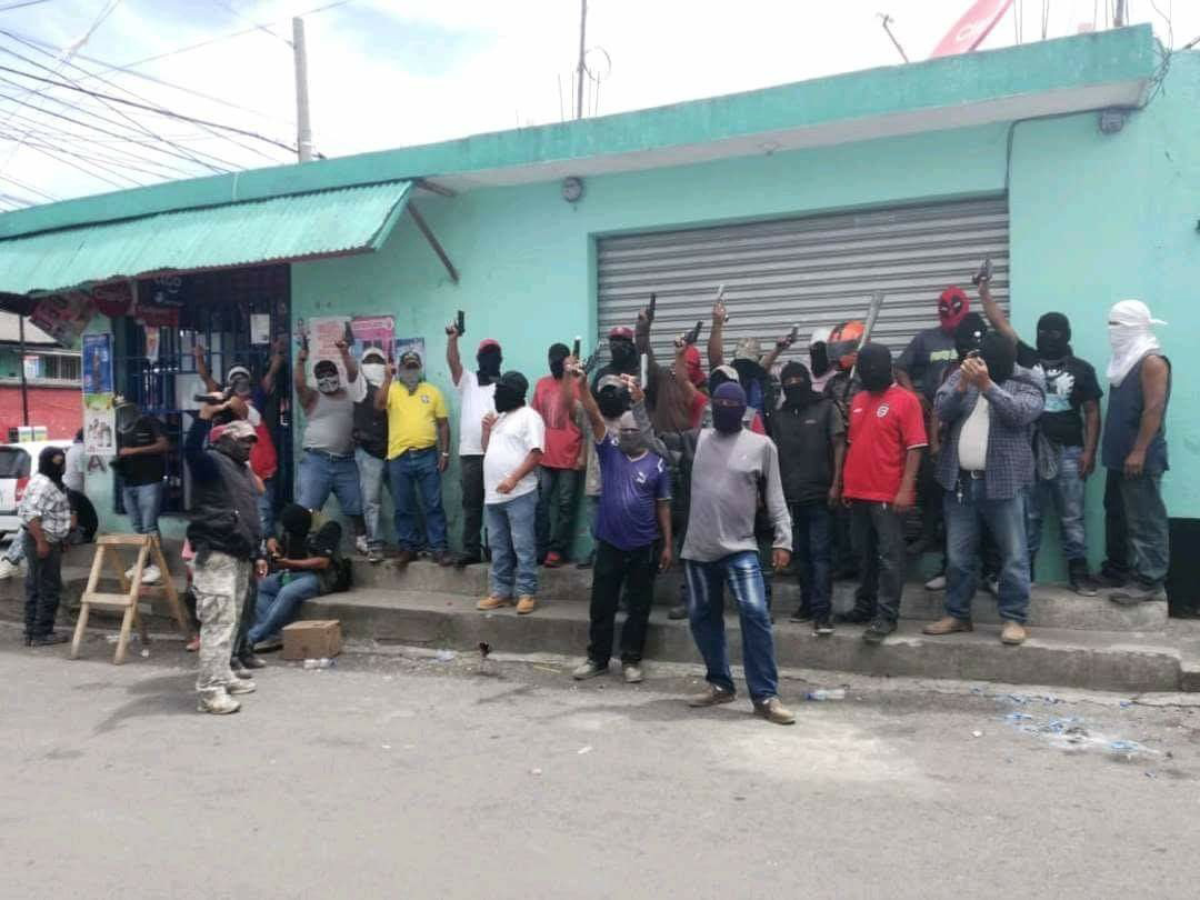 Los patrulleros de Bárcenas, Villa Nueva, advierten a pandilleros que operan en el lugar. (Foto Prensa Libre: Cortesía)