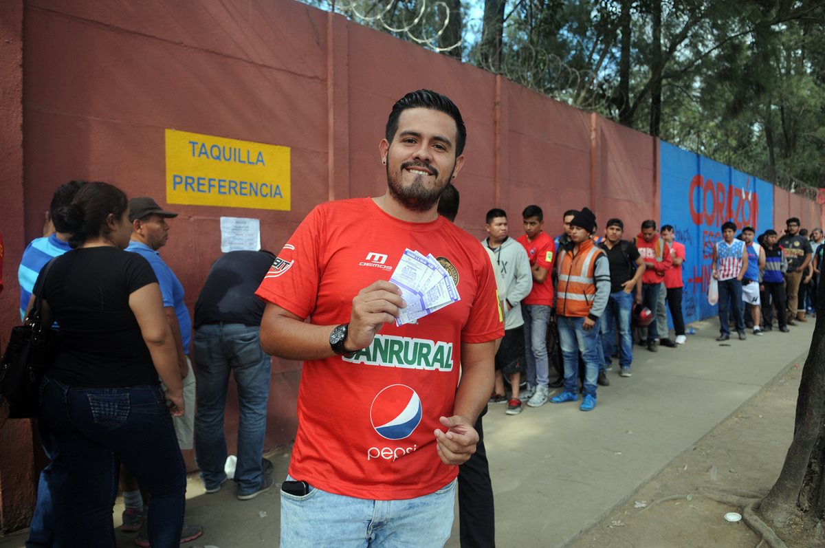 Aficionados de Municipal aseguran su presencia el próximo domingo en la final de vuelta contra Antigua. (Foto Prensa Libre: Jeniffer Gómez).