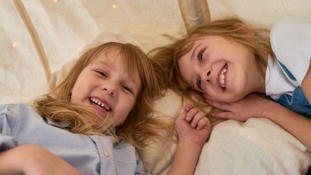 Cuando los niños conversan por la noche suelen hablar de sus problemas y lo que les preocupa. GETTY IMAGES