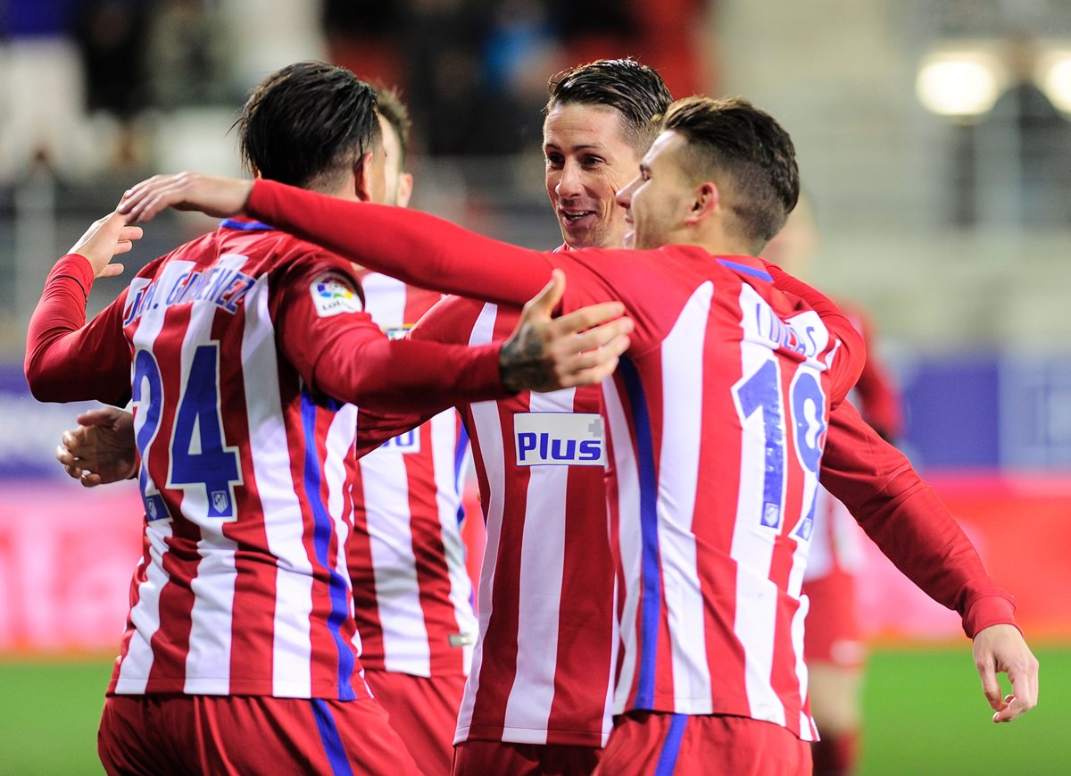 José María Giménez festeja con sus compañeros luego de anotar. (Foto Prensa Libre: AFP)