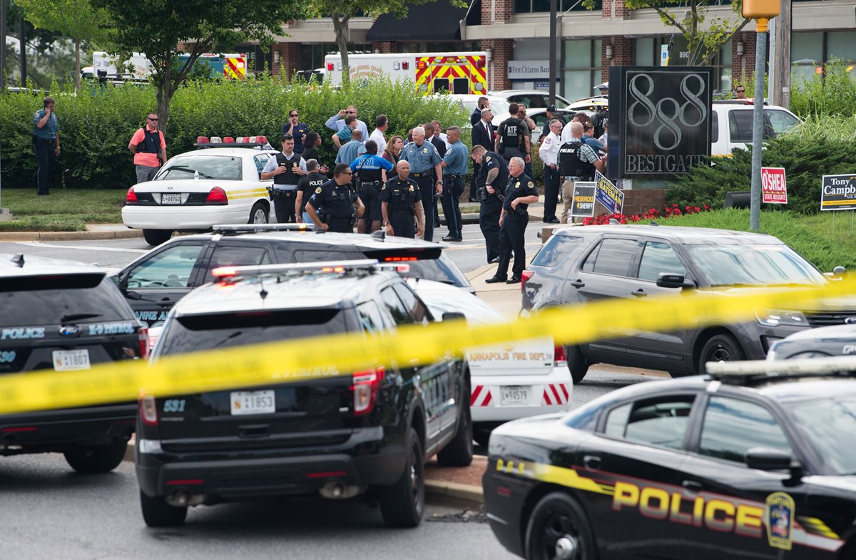 La Policía en la escena de la balacera en las instalaciones del periódico Capital Gazette, en Annapolis, Maryland, Estados Unidos.(Foto Prensa Libre:AFP).