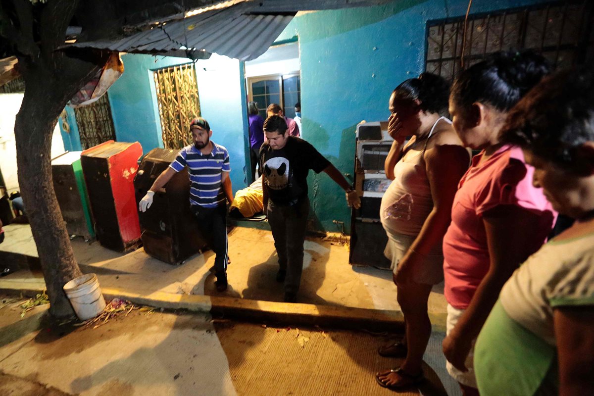 Personal forense saca de una vivienda el cuerpo de un hombre asesinado en Acapulco, México. (Foto Prensa Libre: AFP).