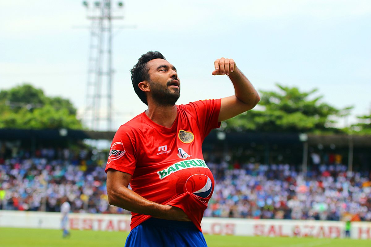 Carlos Kamiani Félix festeja su séptimo gol en el actual torneo, dedicándoselo a su esposa y futuro bebé. (Foto Prensa Libre: Rolando Miranda)