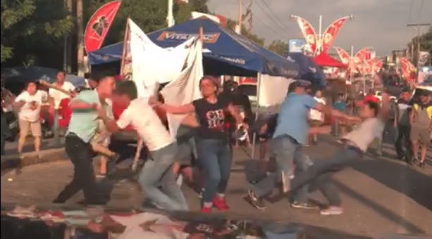 Un grupo de hombres, aparentemente bajo efectos de licor, se pelean en la vía pública en la Calzada Centenario. (Foto Prensa Libre: Cortesía)