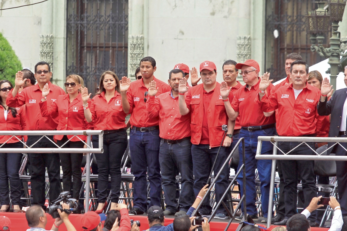 El portero de Comunicaciones Juan Paredes, el defensa de Municipal Claudio Albizuris y Gerardo Paíz, máximo patrocinador del Futsal, figuraron el fin de semana en la proclamación del candidato presidencial del partido Líder. (Foto Prensa Libre: Edwin Bercián)