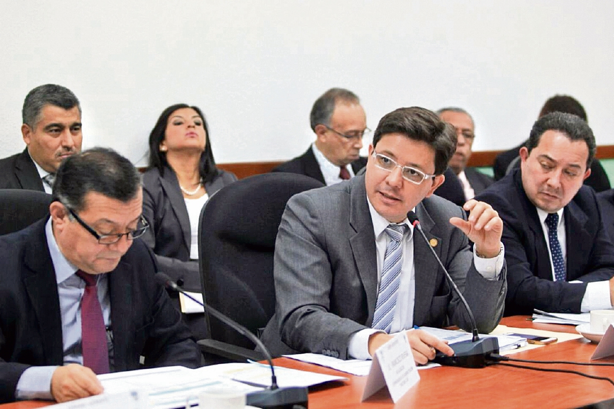 Francisco Rivera, intendente de Recaudación de SAT, y Julio Héctor Estrada, ministro de Finanzas, dijeron ayer que dan seguimiento a posibles casos que salgan del Panamá Papers. (Foto Prensa Libre: Edwin Bercian)