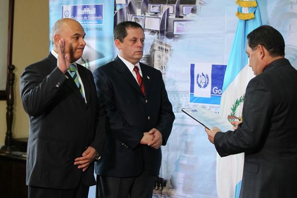 Mauricio López Bonilla, juramentó este jueves  a las nuevas autoridades de la Dirección General de Migración. (Foto Prensa Libre: Paulo Raquec)