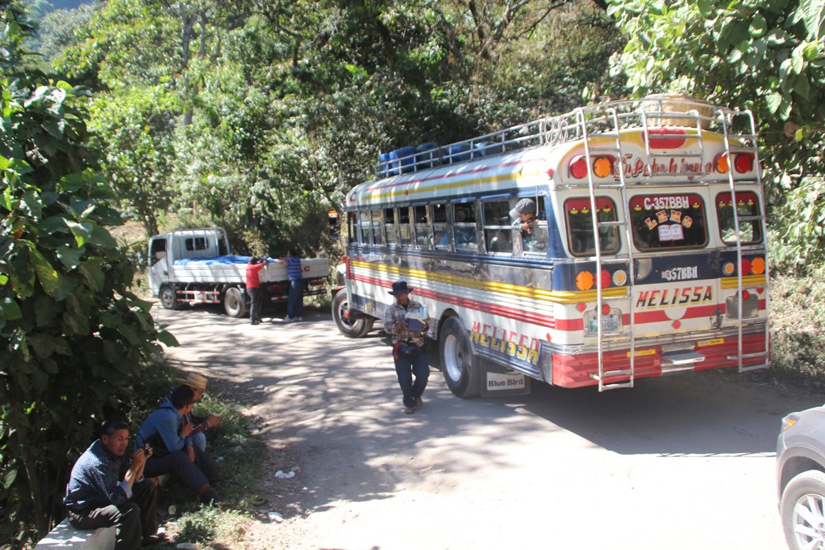 Por el estado de la ruta que comunica cuatro de los municipios de la cuenca del Lago de Atitlán, vecinos se quejan por la baja considerable de turistas. (Foto Prensa Libre)