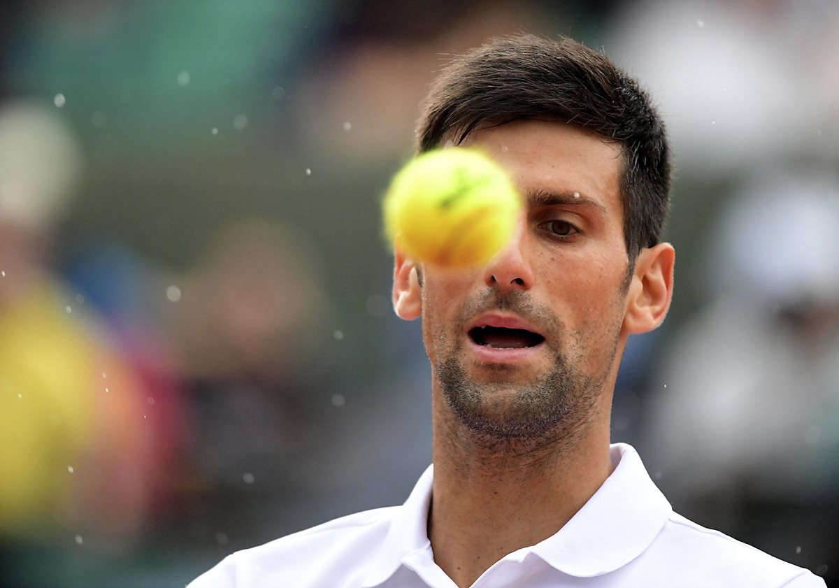 Novak Djokovic, en acción durante el torneo en París. (Foto Prensa Libre: EFE)