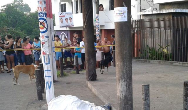 Curiosos observan el cadáver de Josué Belzazel Panamá, quien murió baleado en Puerto San José, Escuintla. (Foto Prensa Libre: Enrique Paredes)