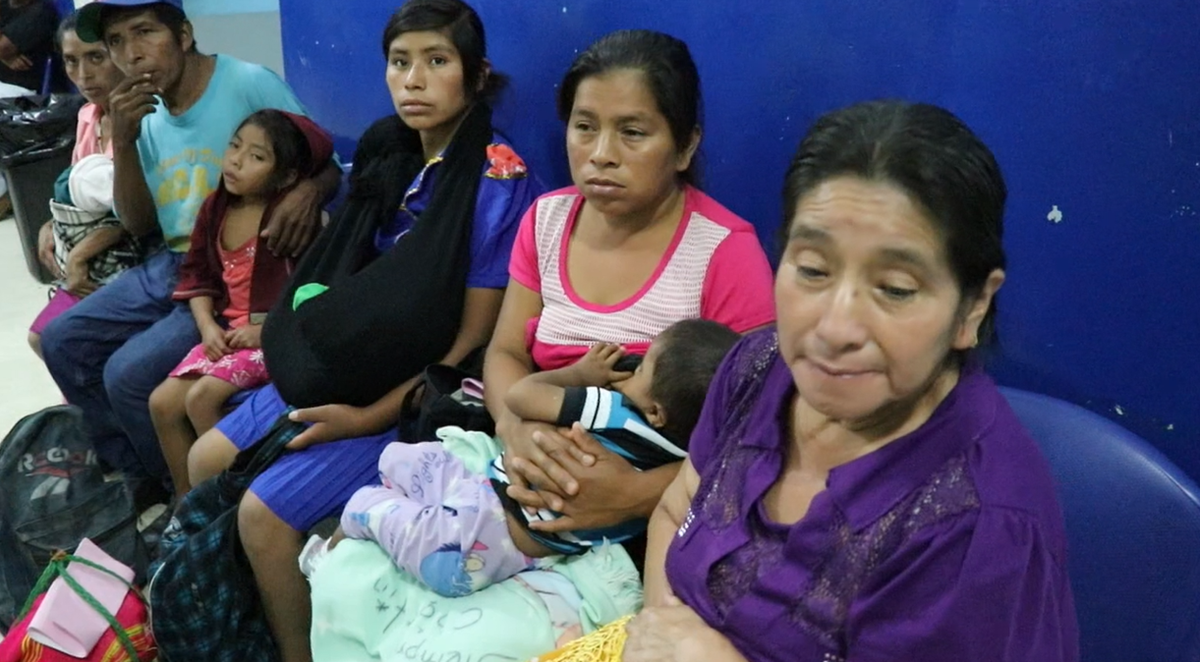 Vecinos de Aguamecate, San Pedro Pinula hacen fila para ser atendidos en la emergencia del Hospital Nacional de Jalapa. (Foto Prensa Libre: Hugo Oliva)