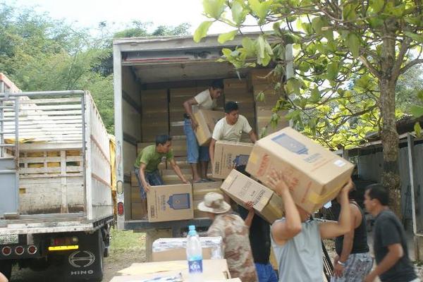 Personal descarga los cigarrillos decomisados para que sean almacenados. (Foto Prensa Libre: Rigoberto Escobar)<br _mce_bogus="1"/>