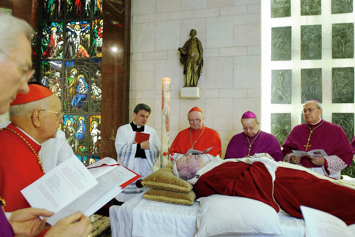 El cuerpo del papa Juan Pablo II es expuesto en la capilla privada del Vaticano. (Foto PrensaLibre: AFPI