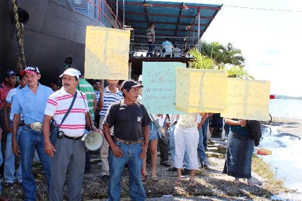 Empleados ajenos  al movimiento sindical protestan porque llevan más de tres meses sin recibir sueldo.