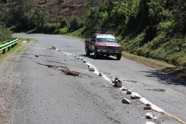 Uno de los hundimientos y grietas que tiene la ruta entre Cocales,  Patulul, Suchitepéquez y Godínez, Sololá.
