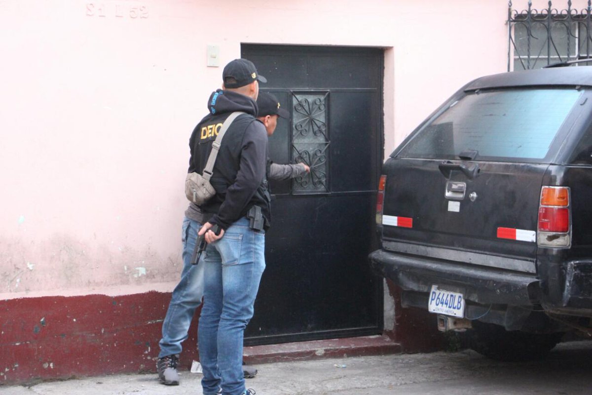 Allanamiento en la 14 avenida y 38 calle de la colonia San Julián I, de la zona 6 capitalina. (Foto Prensa Libre: PNC)