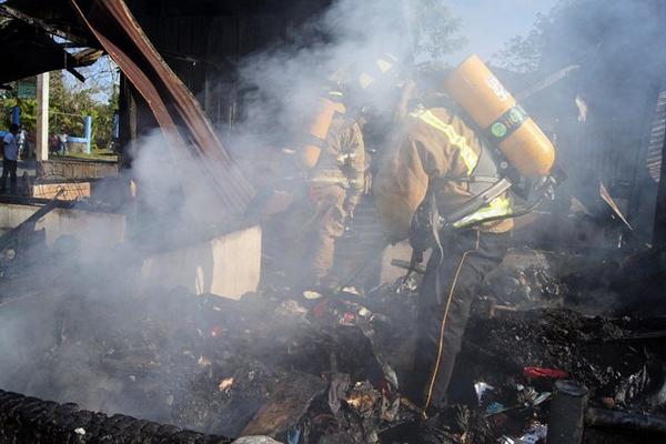 Bomberos controlan incendio en vivienda, en Lívingston, Izabal. (Foto Prensa Libre: Edwin Perdomo)