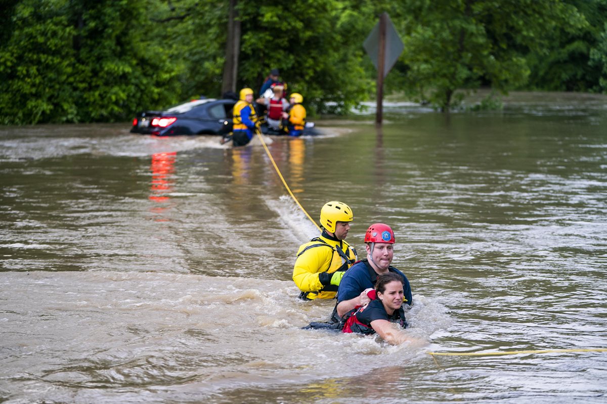 Dos personas son rescatadas de un automóvil inundado en Columbia Pike después de una inundación en Oakland Mills, Maryland, EE. UU.(EFE).