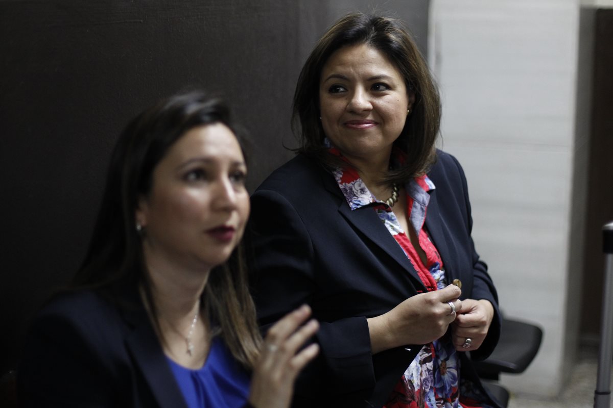 La canciller Sandra Jovel (de rojo) y su abogada al terminar la audiencia en el Juzgado Sexto Penal. (Foto Prensa Libre: Paulo Raquec).