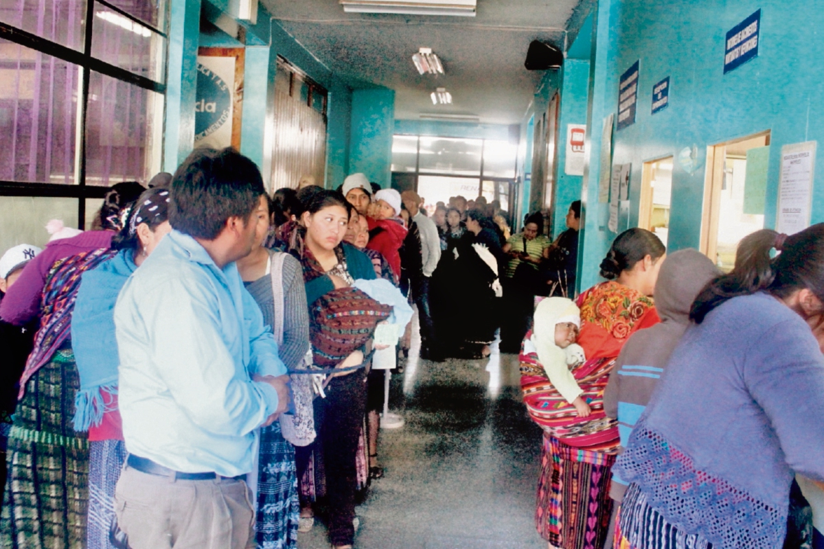 La saturación de pacientes mantiene al borde del colapso la atención del Hospital Nacional de Sololá. (Foto Prensa Libre: Hemeroteca PL)