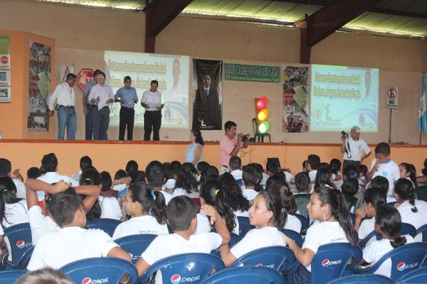 Estudiantes de establecimientos educativos de Mazatenango, Suchitepéquez, reciben educación vial. (Foto Prensa Libre: Danilo López)<br _mce_bogus="1"/>