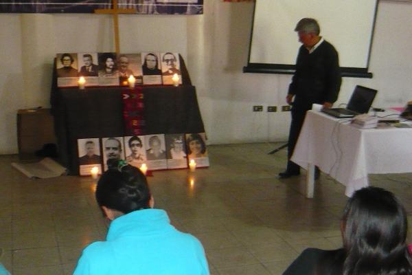 Los asistentes a la actividad en San Marcos observan fotografías de algunas víctimas del conflicto armado interno. (Foto Prensa Libre: Genner Guzmán) <br _mce_bogus="1"/>