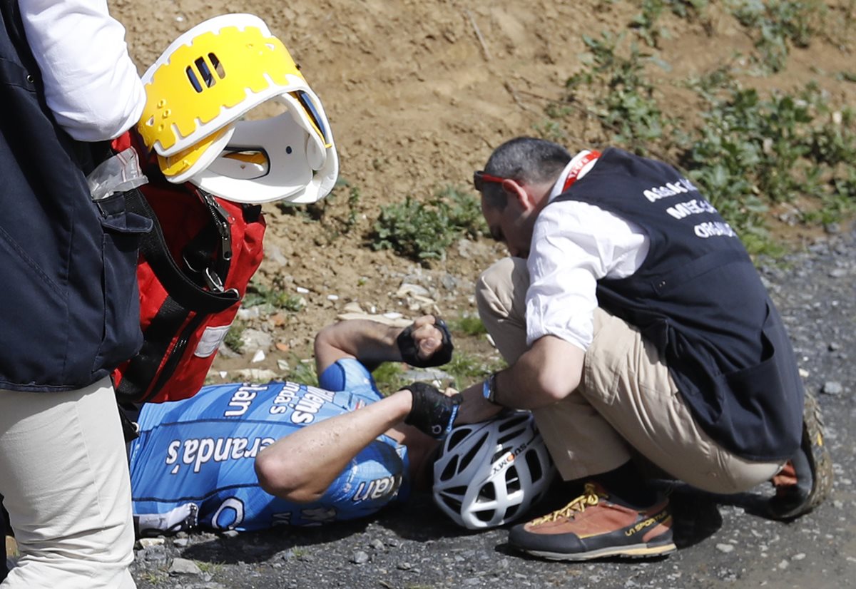 Michael Goolaerts recibió atención médica inmediata luego de su caída. (Foto Prensa Libre: EFE)