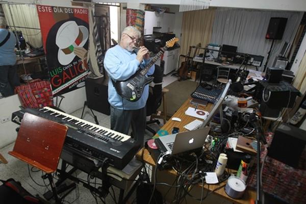 Luis Galich rodeado de instrumentos musicales (Foto Prensa Libre: Esbin García)<br _mce_bogus="1"/>