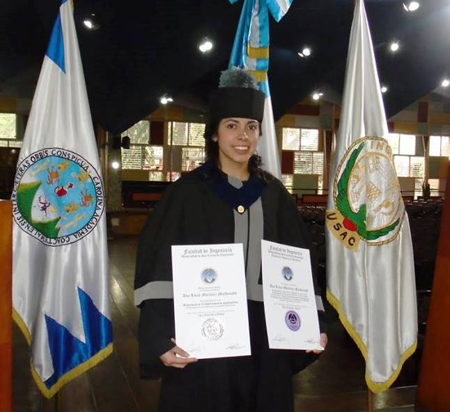 Ana Lucía Martínez con sus diplomas que la acreditan como Ingeniera Química (Foto Prensa Libre: Ana Lucía Martínez)