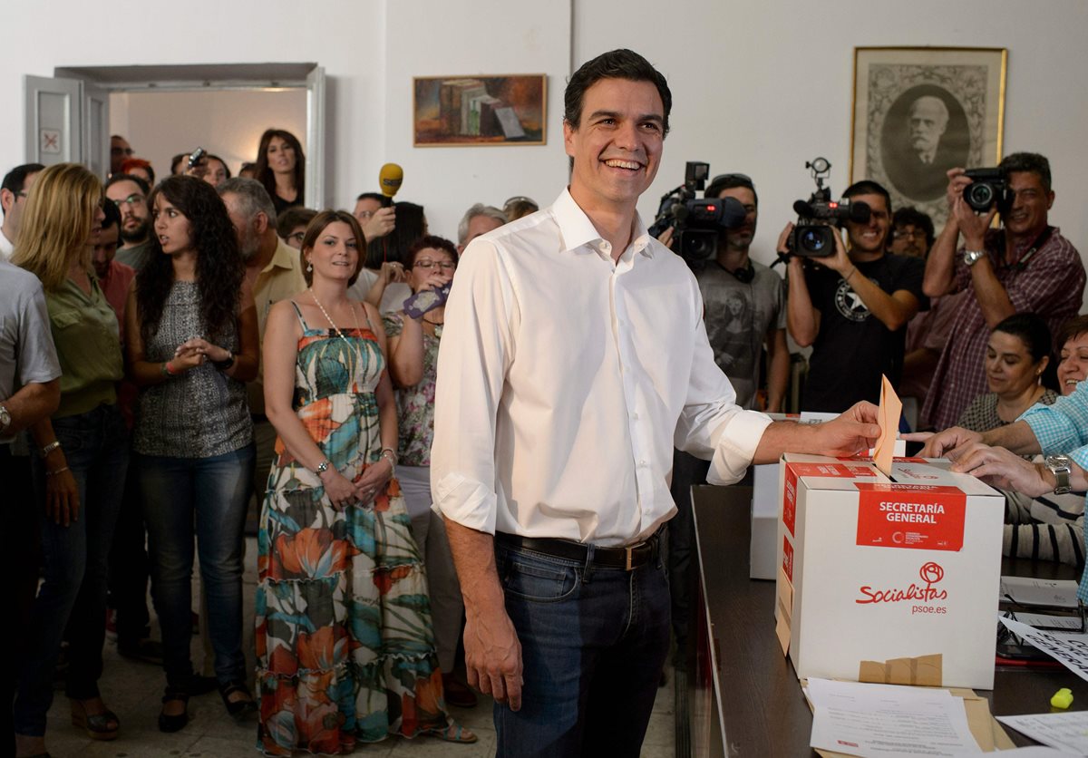 Pedro Sánchez de 42 años, integrante del parlamento y candidato a la dirección del Partido Socialista de España (PSOE) deposita su voto en un colegio electoral en Madrid.(AFP).