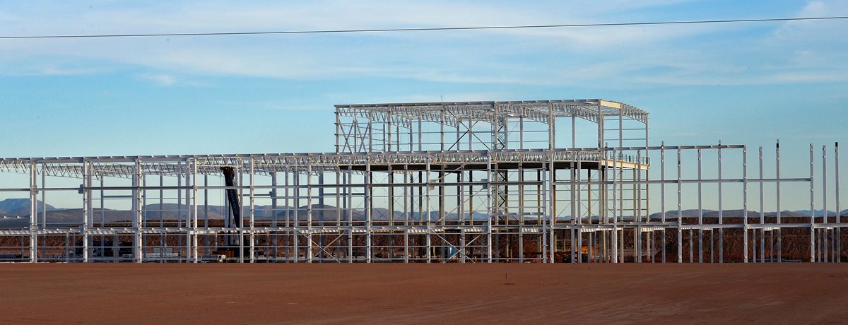 La construcción que había sido comenzada en el sitio de una fábrica de automóviles Ford fuera de servicio en Villa de Reyes, cerca de San Luis Potosí, México. (Foto Prensa Libre: AFP).