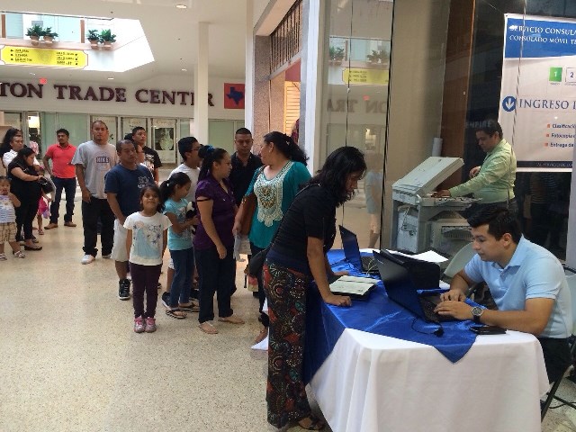 Guatemaltecos en Houston, Texas, durante una jornada de documentación el año pasado. (Foto Prensa Libre: Hemeroteca PL)