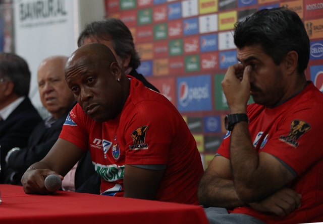 Hernán Medford, durante su presentación como técnico de Municipal. (Foto Prensa Libre: Carlos Vicente)