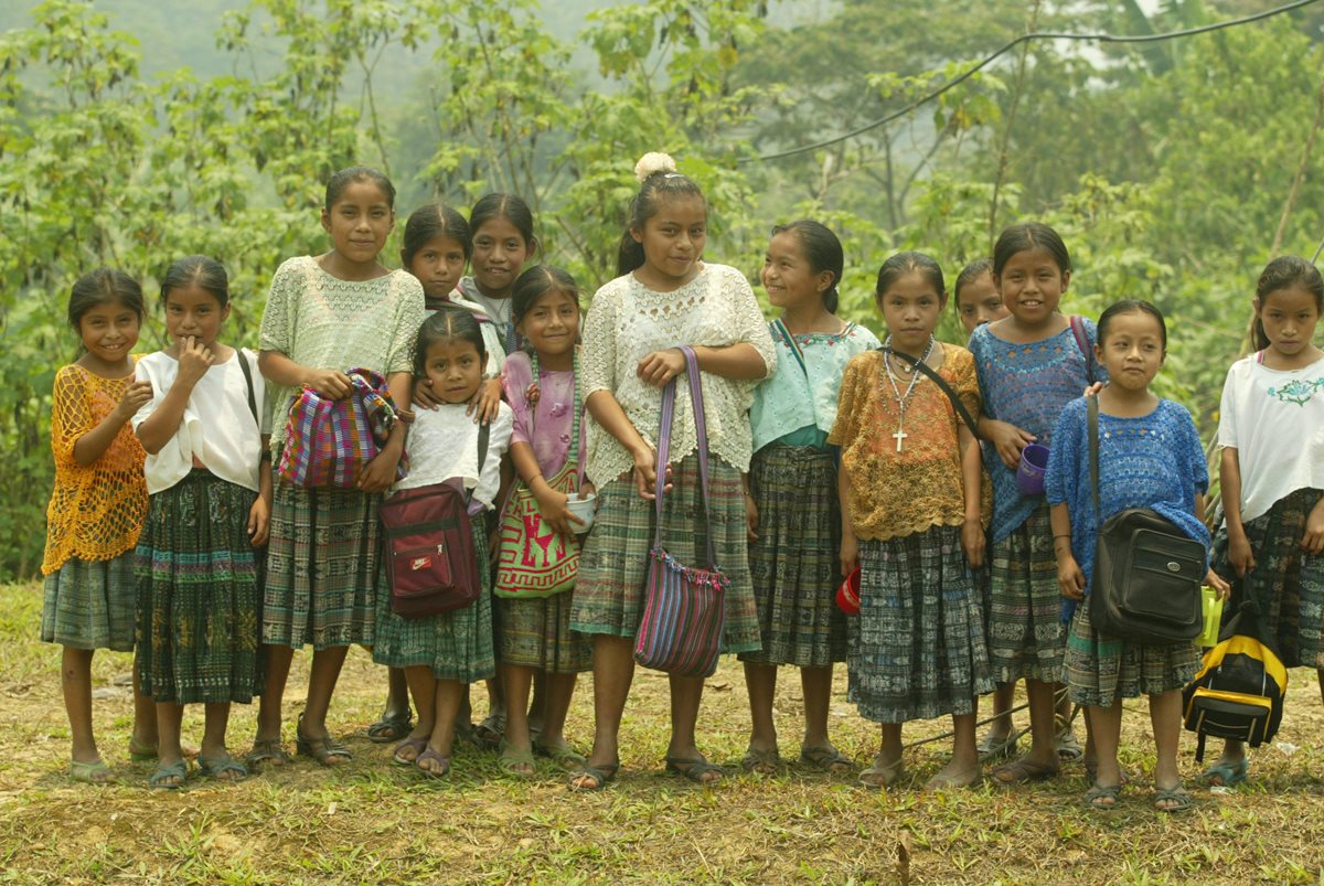 Las niñas y adolescentes en Alta Verapaz se enfrentan con muchas barreras para completar sus estudios. (Foto Prensa Libre: Antonio Jiménez)