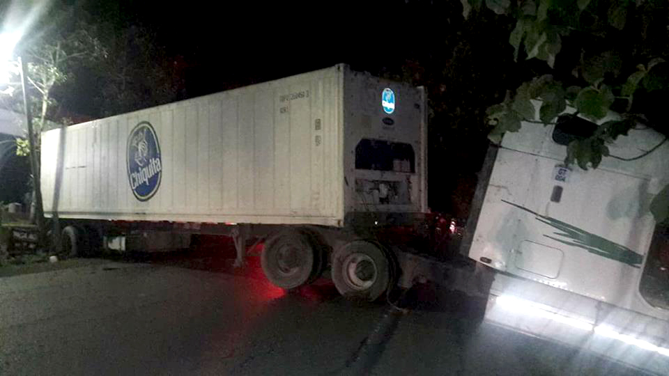 El tráiler que protagonizó el accidente quedó cruzado sobre al ruta al Atlántico. (Foto Prensa Libre: Dony Stewart)