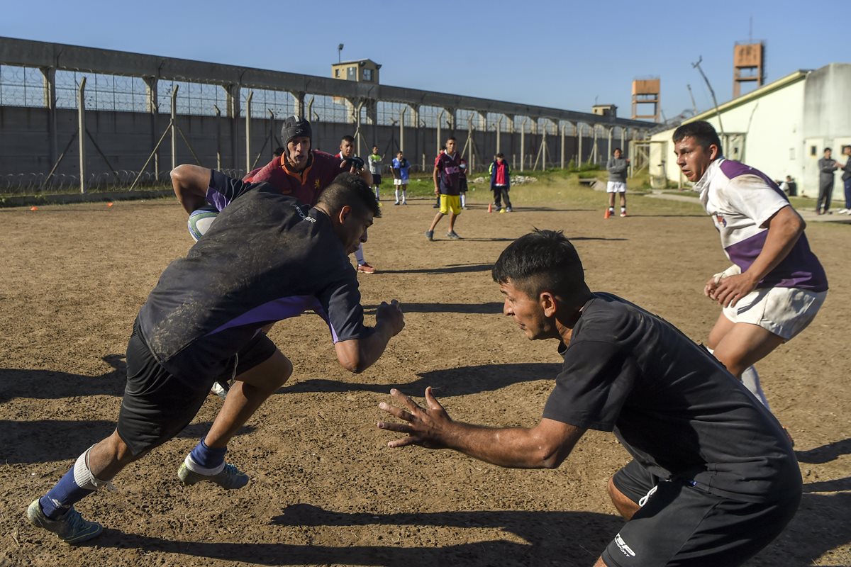 El rugby es un escape para decenas de presos de una cárcel en Argentina. (Foto Prensa Libre: AFP).