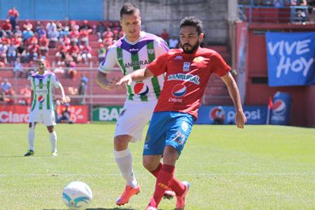 Los rojos cedieron un empate sin goles contra Antigua GFC y sumaron su tercer juego sin conocer la victoria. (Foto Prensa Libre: Jesús Cuque).